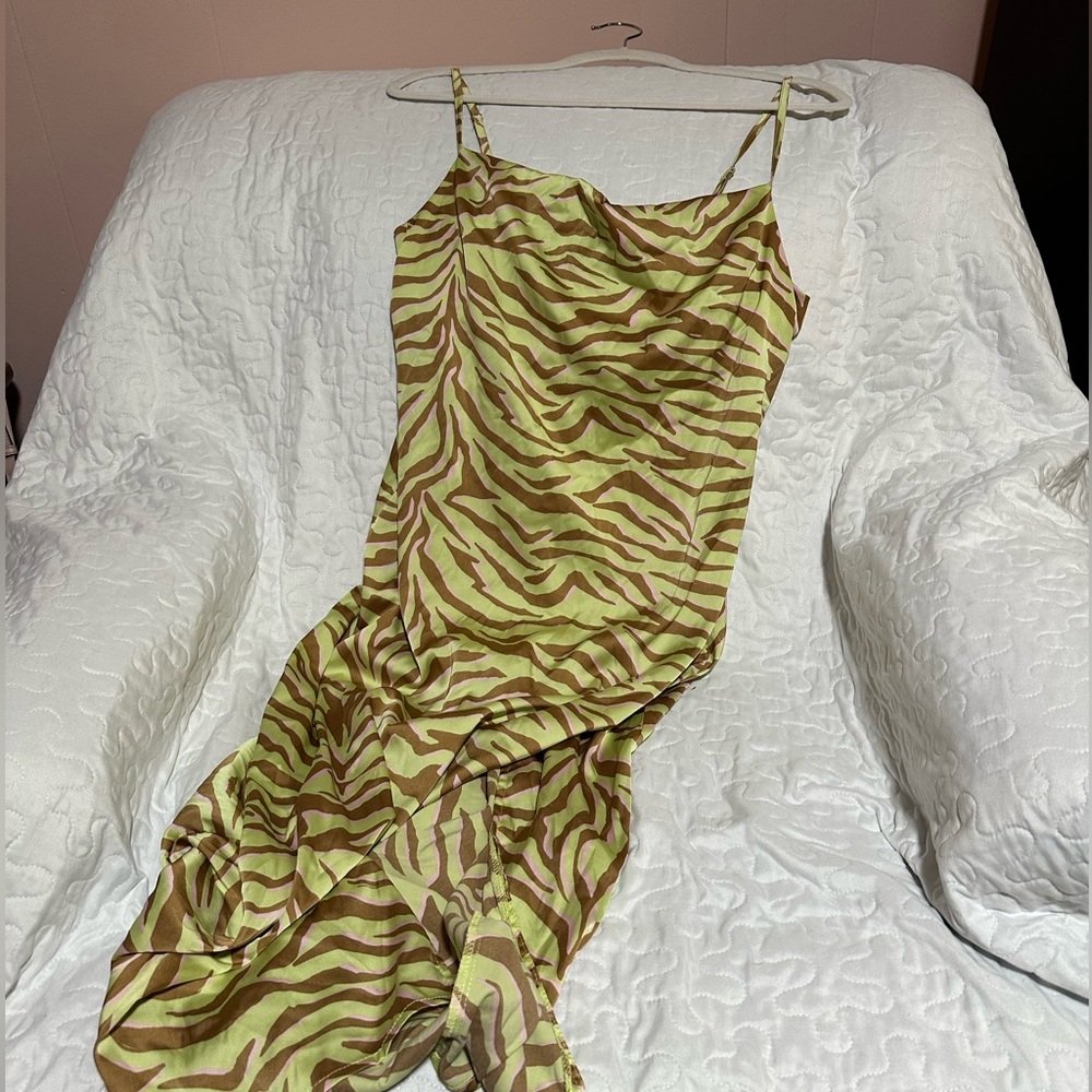 Forever 21 mid length lightweight dress size M